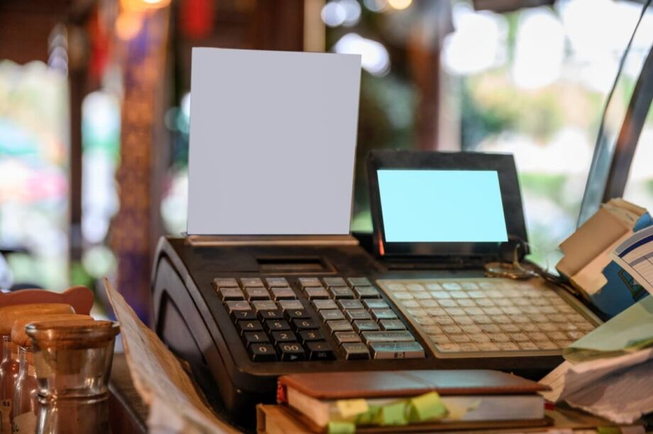 Na zdjęciu widoczne są kasy fiskalne na ladzie sklepowej.