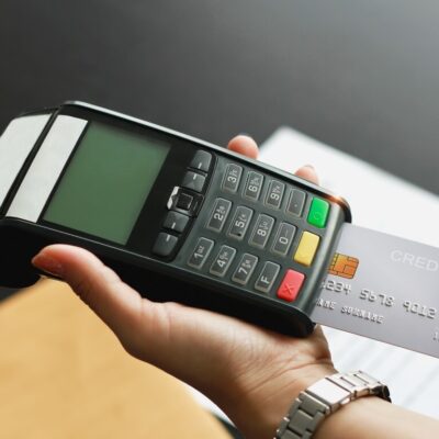 Terminale płatnicze ułatwiają szybkie i bezpieczne dokonywanie płatności kartą kredytową.