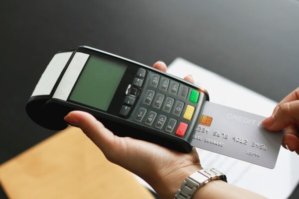 Terminale płatnicze ułatwiają szybkie i bezpieczne dokonywanie płatności kartą kredytową.