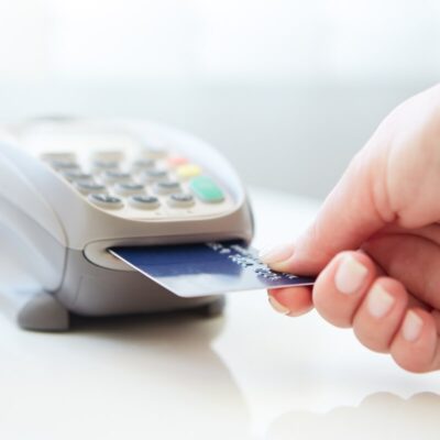 Terminale płatnicze umożliwiają szybkie i wygodne płatności kartą.