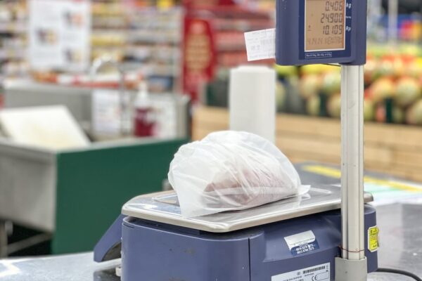 Wagi elektroniczne w sklepie pokazują wagę i cenę zapakowanego produktu.