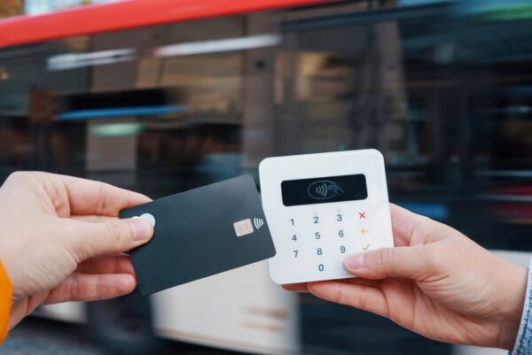 Kasoterminał może zastąpić terminal płatniczy, gdy obsługuje wymagane płatności i integrację POS; sprawdź ergonomię, druk i łączność online.
