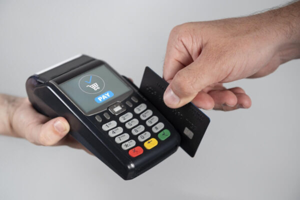 Kasoterminal w gastronomii łączy fiskalizację i płatność, obsługuje NFC i BLIK, skróty sprzedaży, integrację POS i stabilną łączność LAN/Wi‑Fi.
